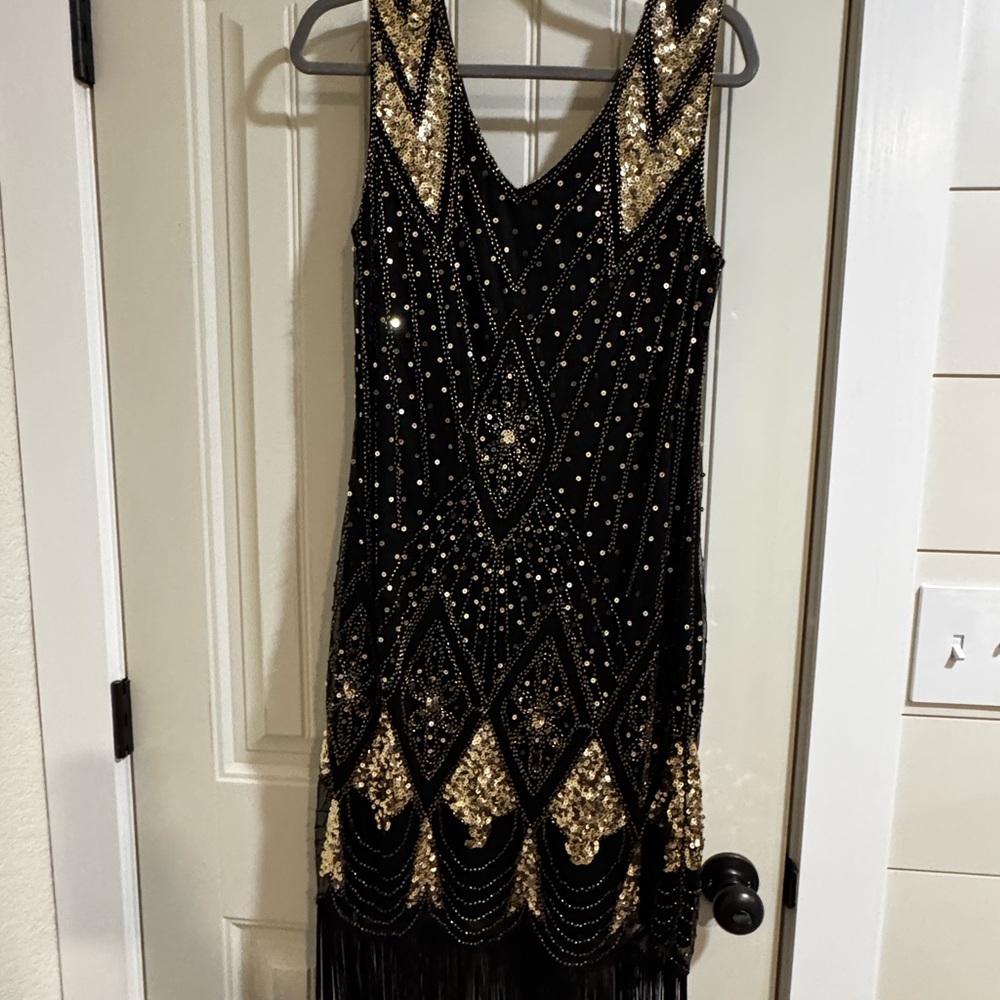 Elegant Black and Gold Sequin Flapper Dress - Picture 2 of 5